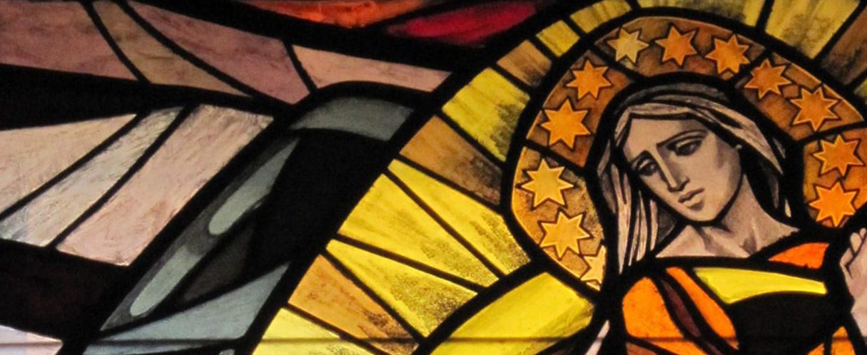 Assomption de Marie – Stained Glass – by Isabel Piczek 1982, St. Norbert Catholic Church in Orange, Californie.