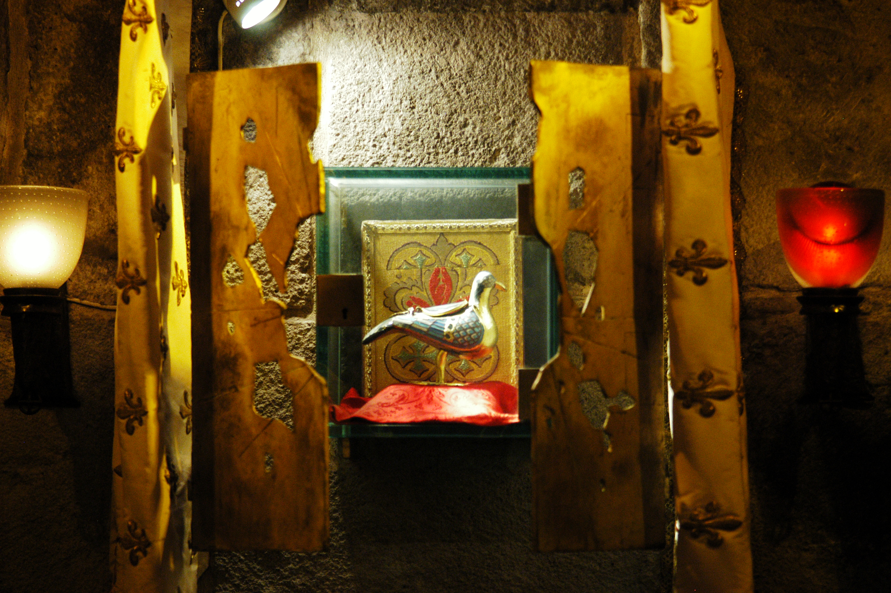 Ciboire en forme de colombe – Basilique Notre-Dame d’Orcival, Puy-de-Dôme.