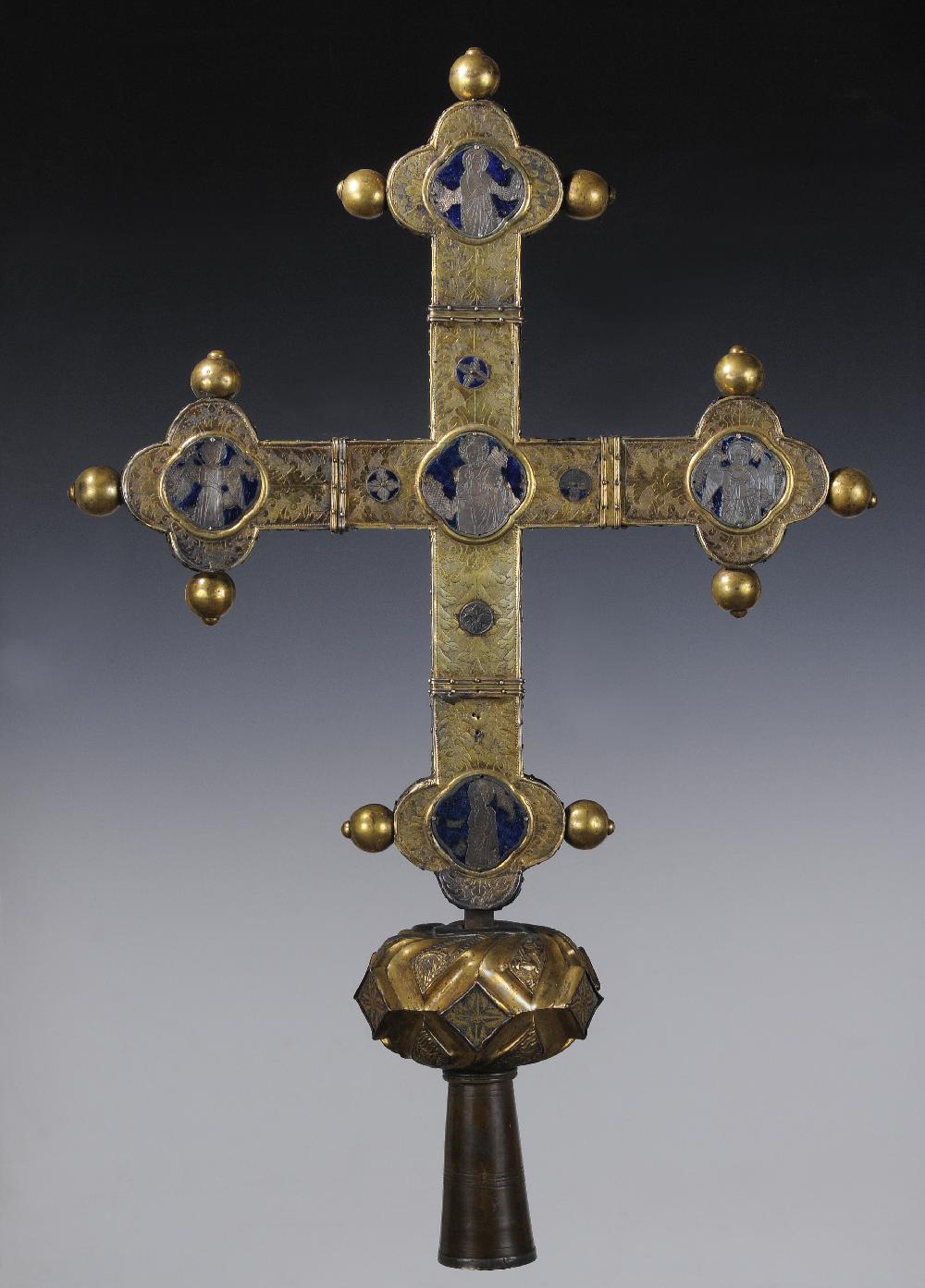 Croix de procession ornée de médaillons quadrilobés à décor d’anges et de saints.