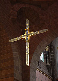 La Croix Glorieuse – par Philippe Kaeppelin, verre et bronze, cathedrale du Puy-en-Velay.