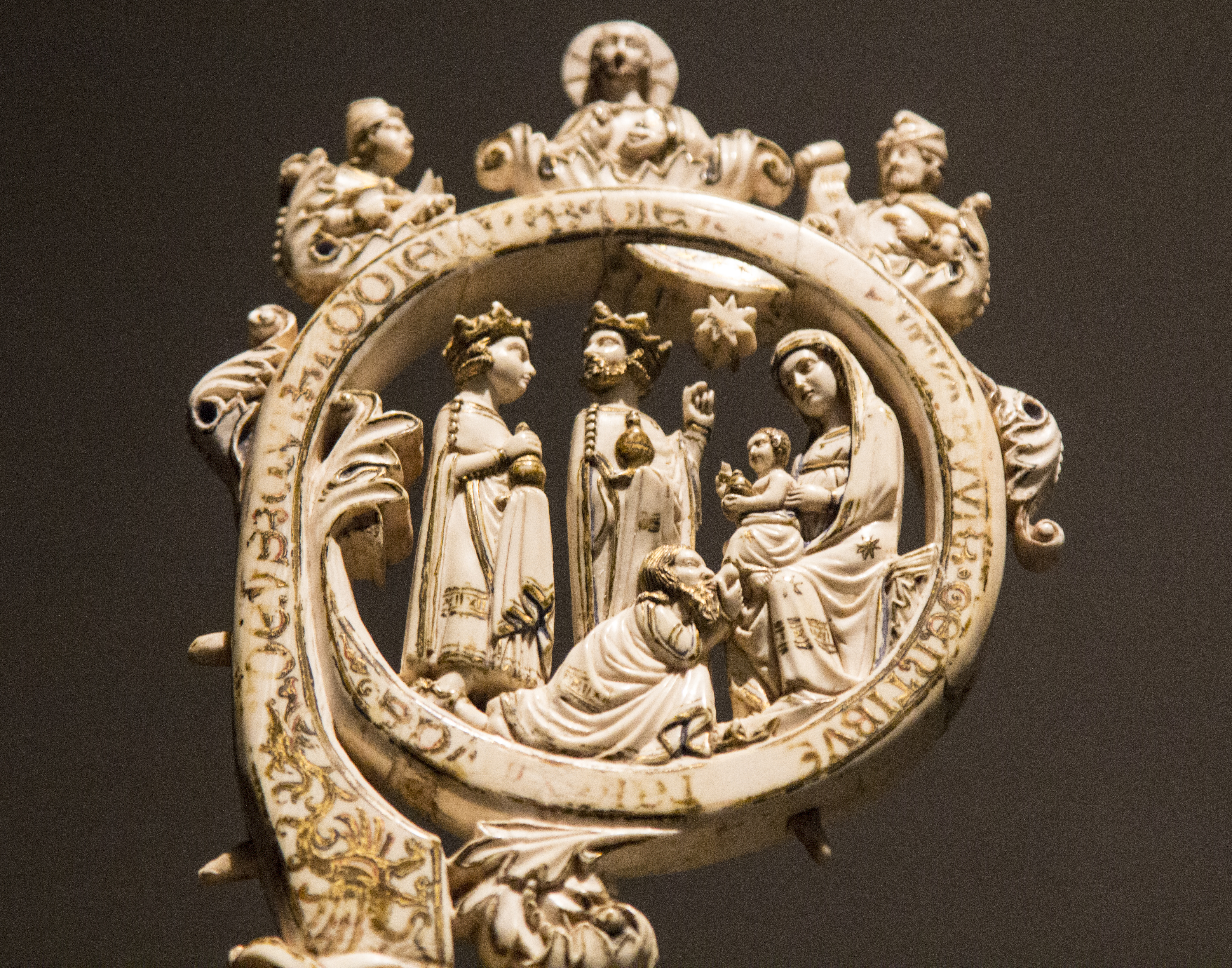 Épiphanie du Seigneur, l’adoration des Mages – Détail d’une crosse épiscopale médiévale en ivoire, Victoria & Albert Museum, Londres.