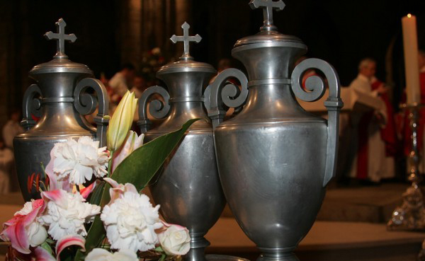 Amphores contenant les saintes huiles lors d’une messe chrismale.