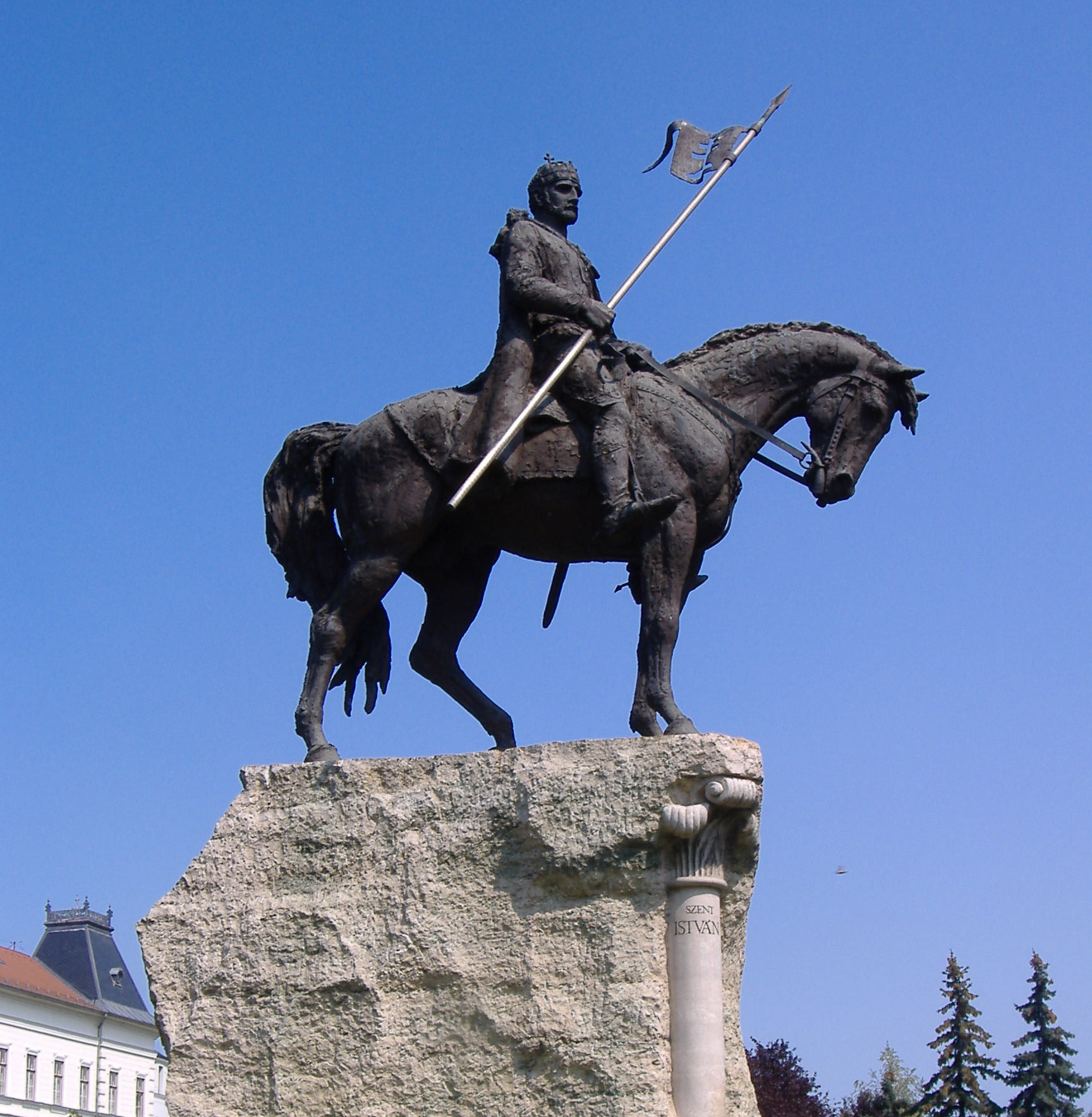 Saint Étienne de Hongrie à cheval – Sculpté par Lajos Győrfi et Jenő Ferenc Kiss, Makó, Hongrie.