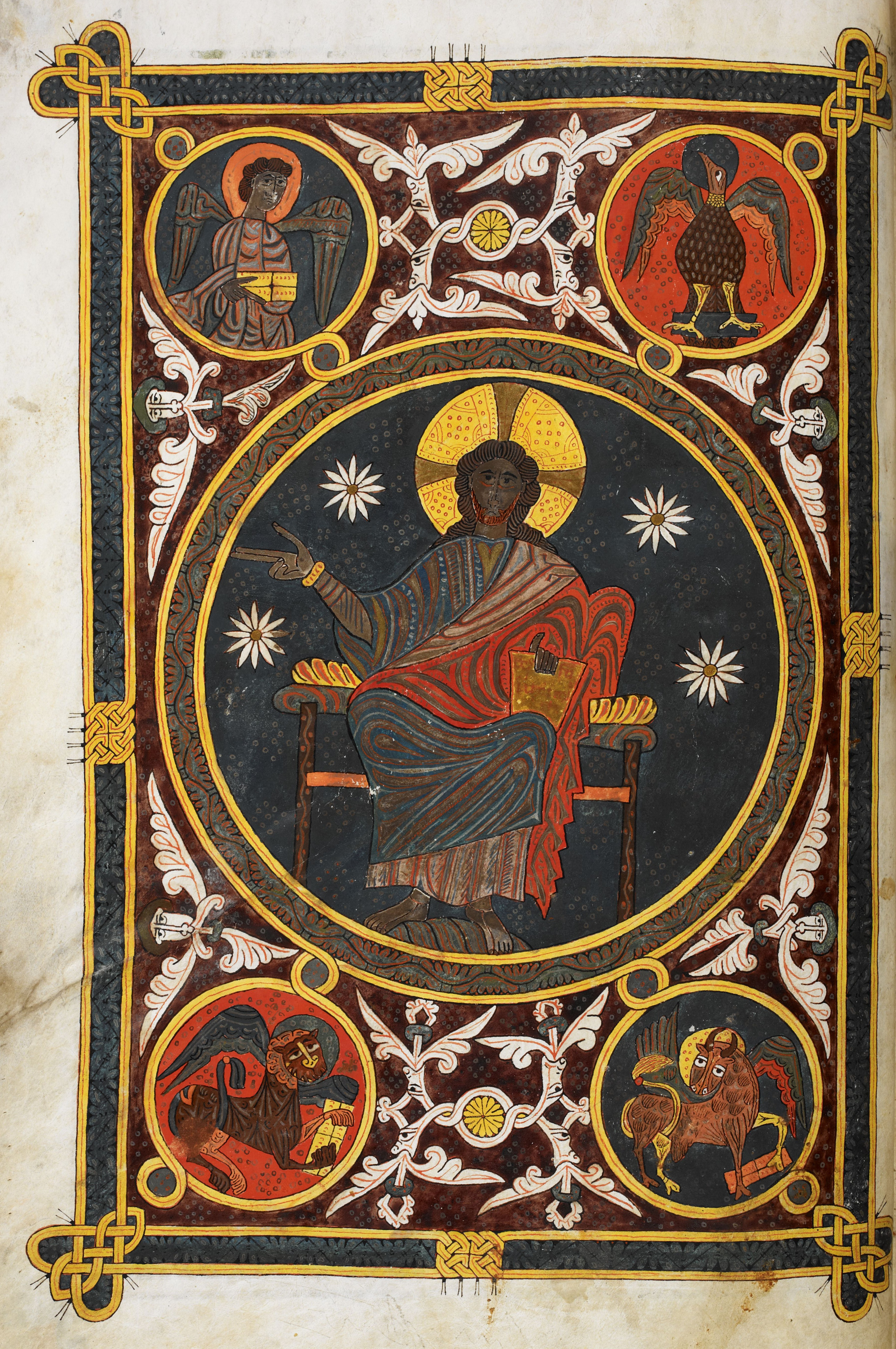 Beatus de Silos, folio 7v – Début du commentaire sur l’Apocalypse de Liebana, Christ en majesté entouré des symboles des quatre évangélistes.